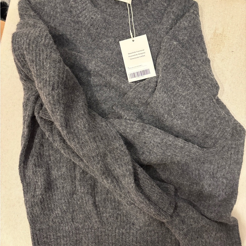 Everlane Women's Charcoal Crew Neck Sweater - Picture 4 of 5
